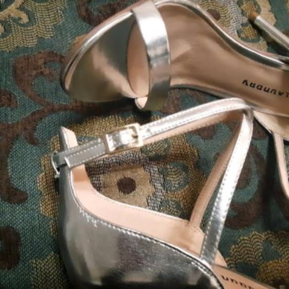 New Chinese Laundry Lavelle Dazzle Metallic Silver Heels , Size 9 US (NWOT) - Picture 4 of 7